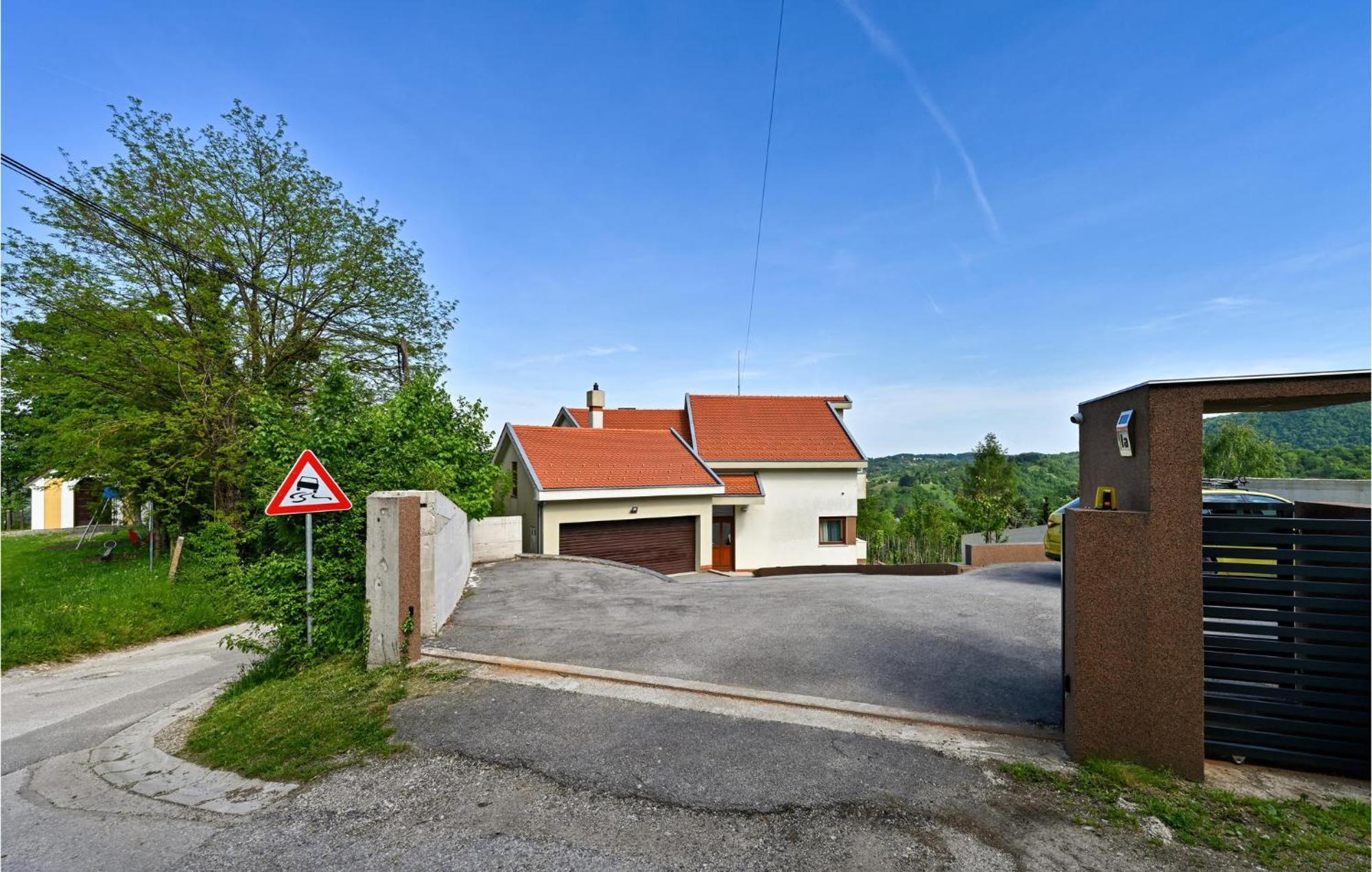 4 Bedroom Nice Home In Mala Rakovica エクステリア 写真