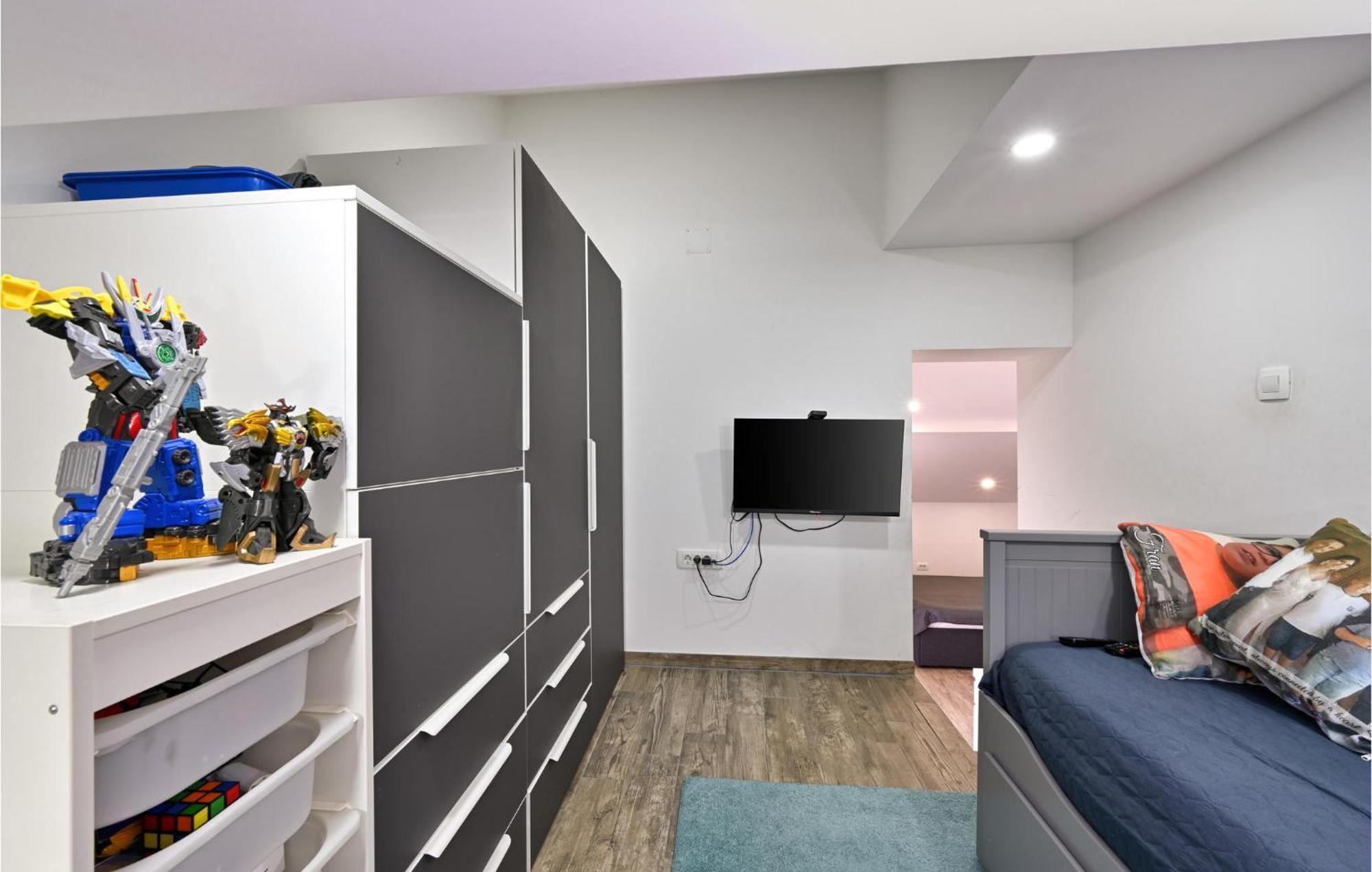 4 Bedroom Nice Home In Mala Rakovica エクステリア 写真